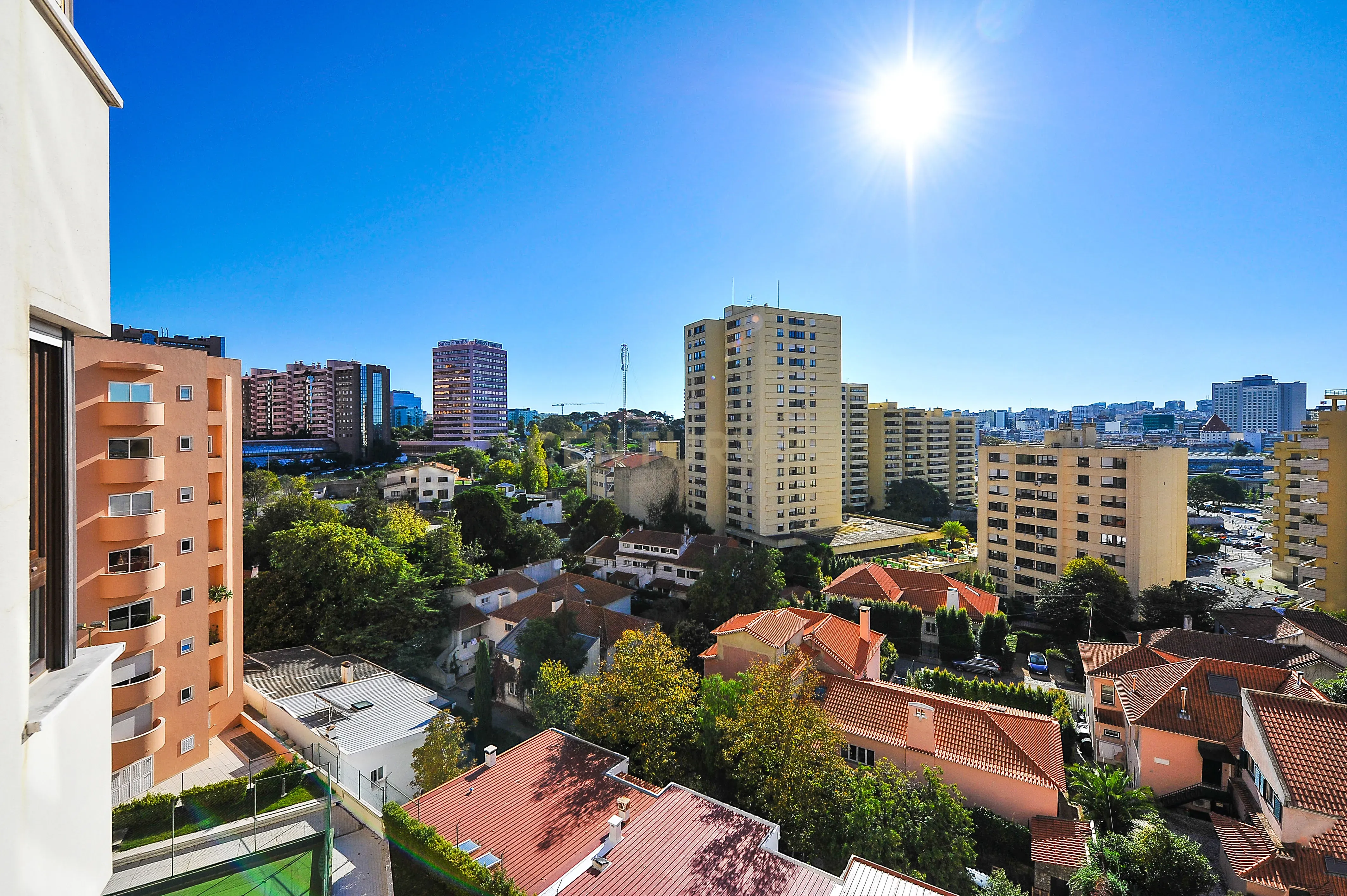 Espaçoso apartamento T4 em Condomínio Fechado, segurança 24h, na zona das Laranjeiras, na Calçada Palma de Baixo, perto das universidades - Image 20