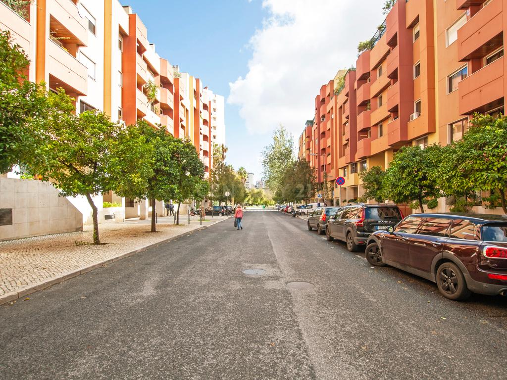 Escritório/Consultório para arrendamento | Excelente Localização | Zona Premium de Telheiras | - Image 19