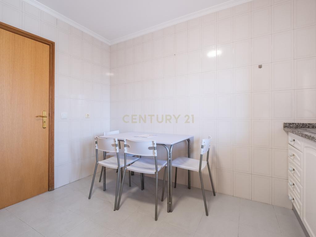 Apartamento T2 para Arrendamento – Centro do Funchal, Ilha da Madeira - Image 23