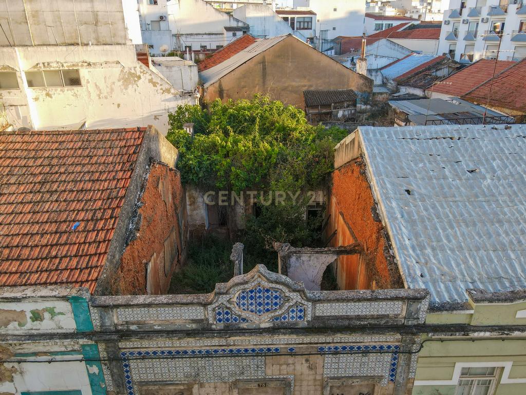 Ruína com 200m² no centro de Portimão - INVESTIMENTO - Image 2