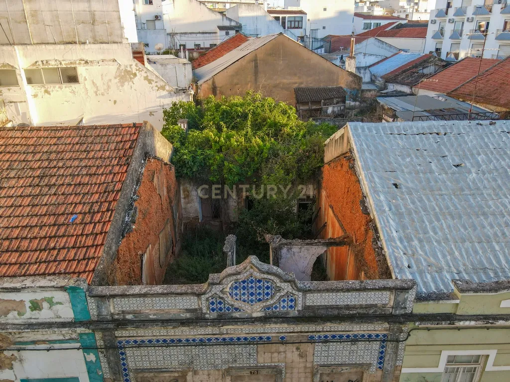 Ruína com 200m² no centro de Portimão - INVESTIMENTO - Image 2