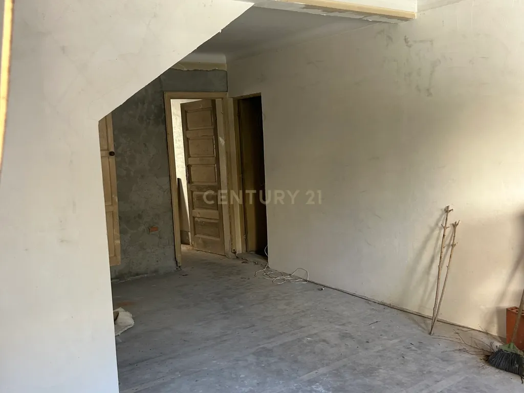 🔥 Moradia para Reabilitação no Porto | Estudo para 7/8 Apartamentos | Excelente Investimento - Image 7