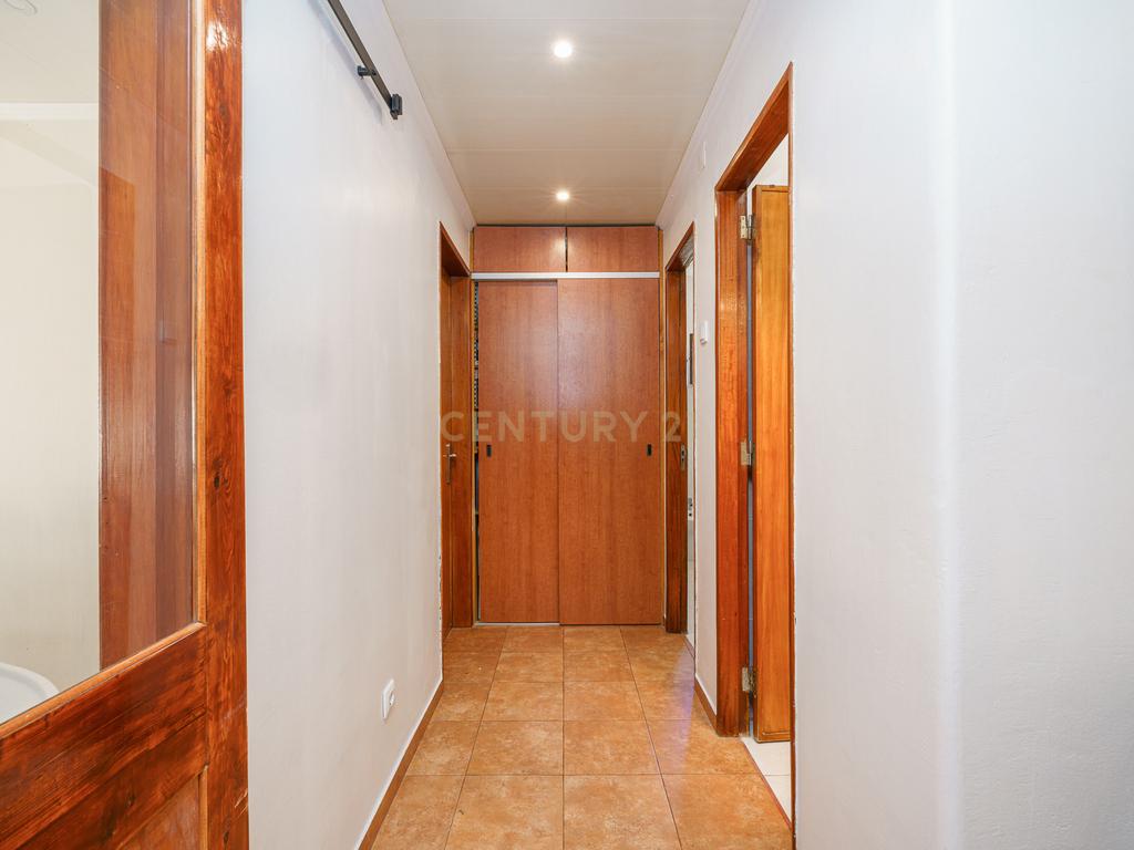 Espaçoso T3+1 com Garagem nos Ciprestes, em Setúbal. - Image 16