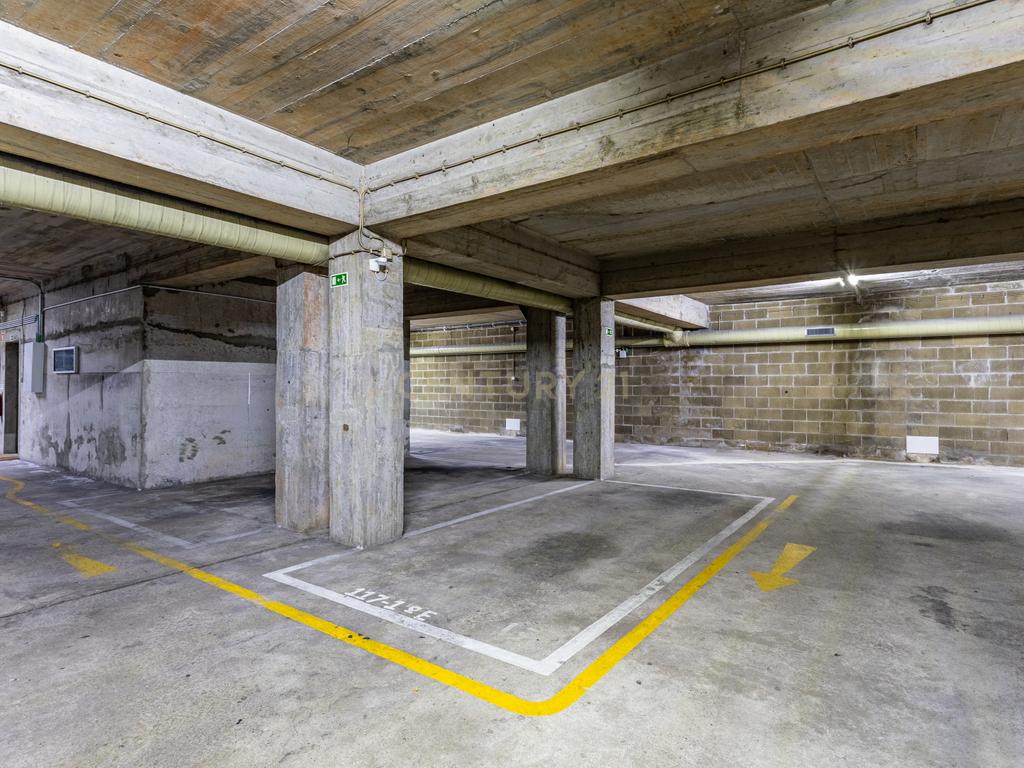 Apartamento T2 renovado, com estacionamento e elevador, em Campo de Ourique, Lisboa - Image 7