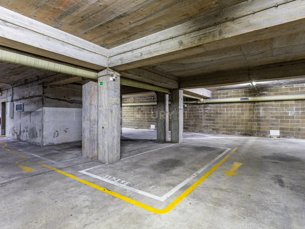 Apartamento T2 renovado, com estacionamento e elevador, em Campo de Ourique, Lisboa - Image 7