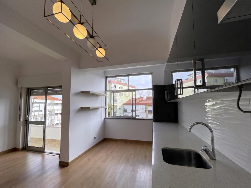 T2 para Arrendamento em Corroios – Conforto, Modernidade e Localização Privilegiada - Image 12