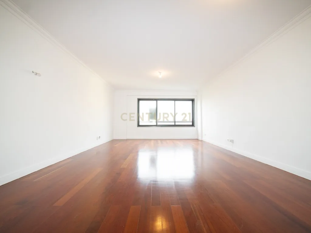 Apartamento T4 em Odivelas com Garagem e Elevador - Image 50