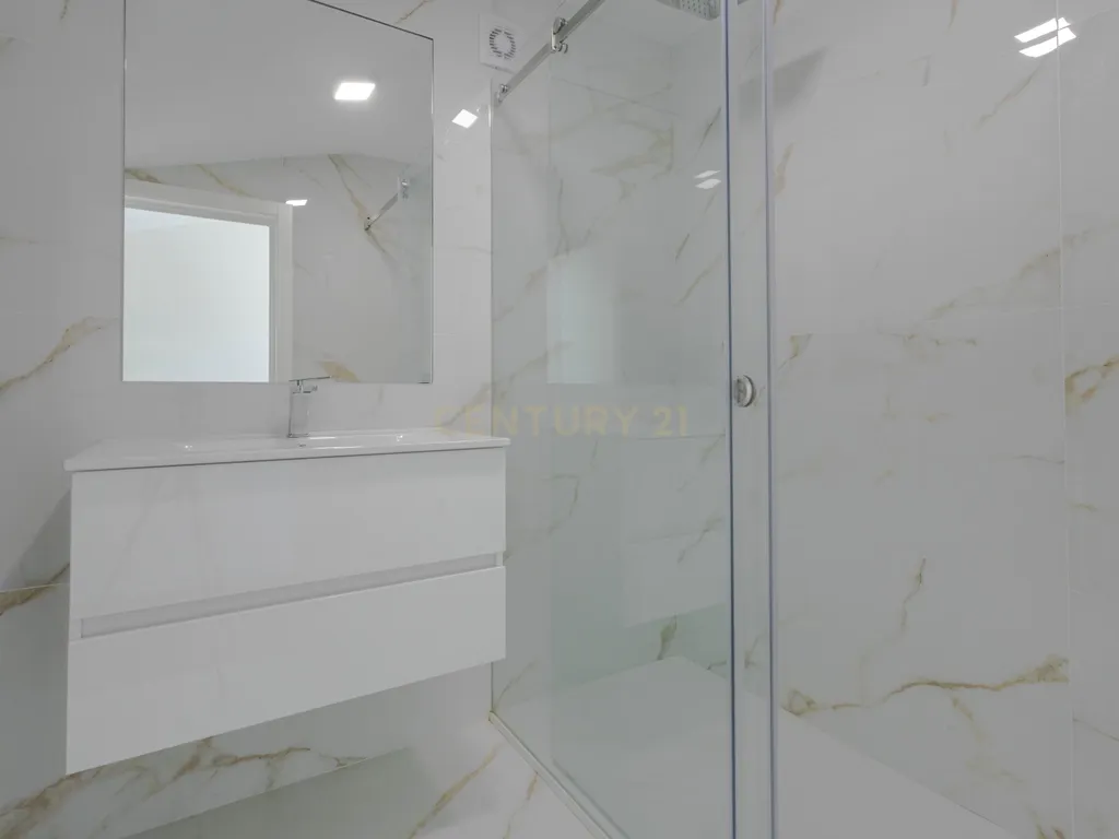 T4 Duplex com vista mar em Espinho - Image 35