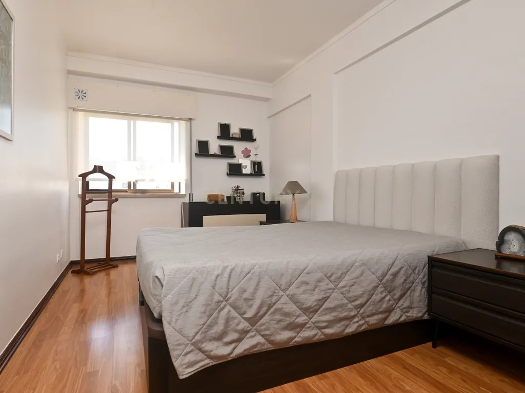 Apartamento T3 semi-remodelado, luminoso e pronto a habitar, na Rinchoa (Sintra). - Image 14