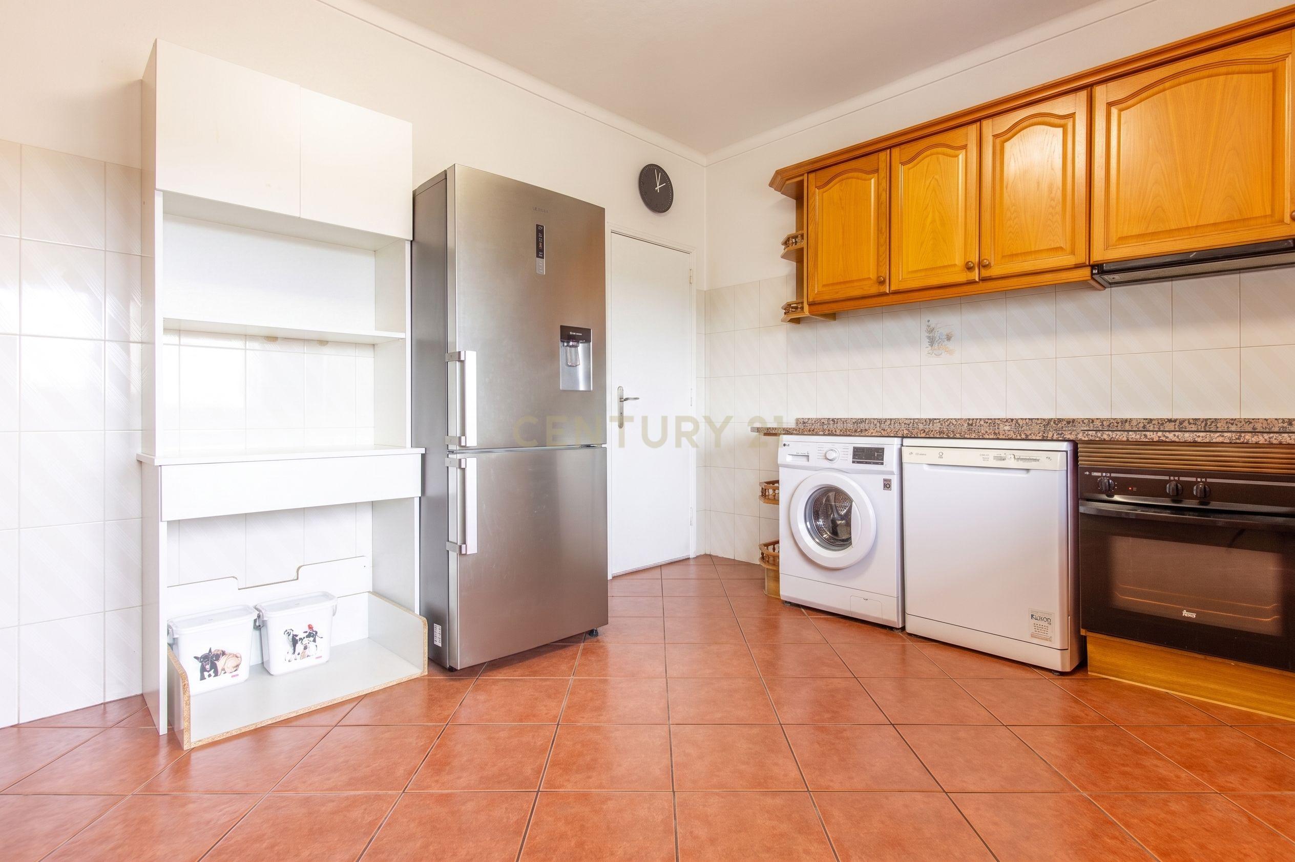 Fotografia 11 de Excelente Apartamento de 4 Assoalhadas com Terraço e Sótão Independente na Quinta do Conde.