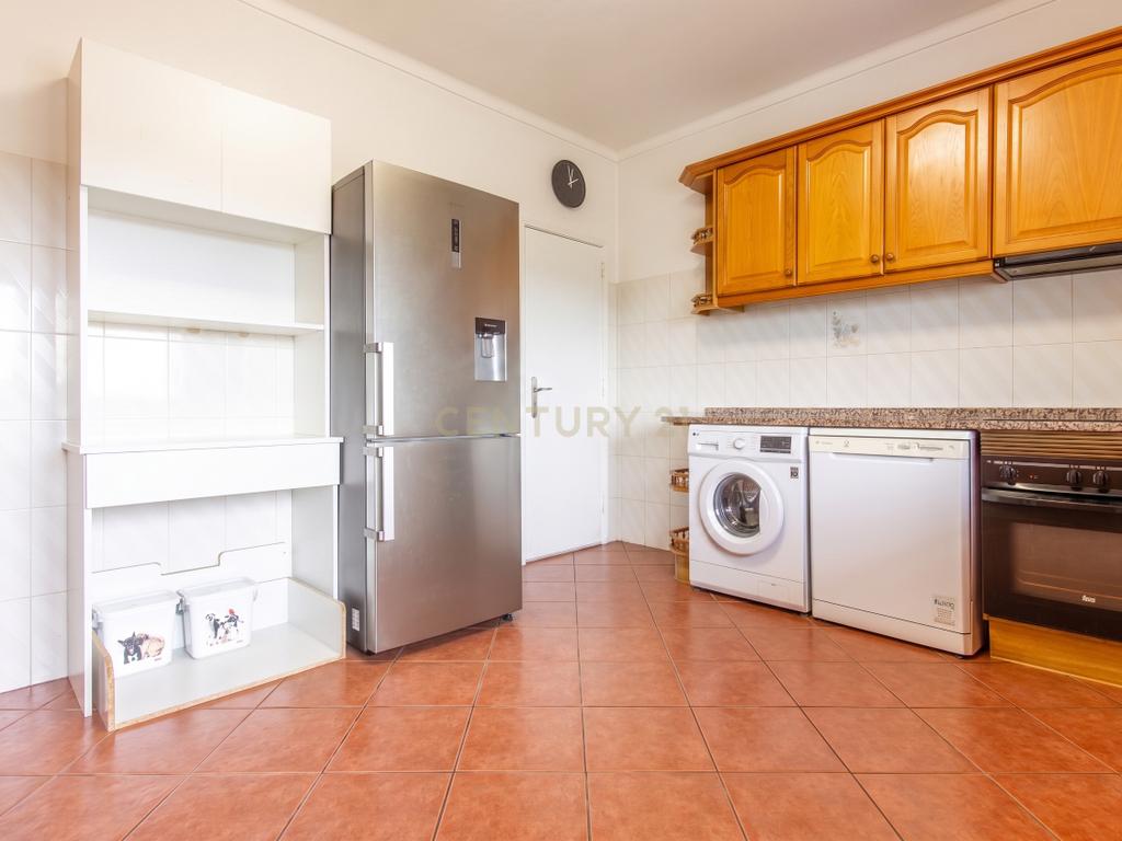 Excelente Apartamento de 4 Assoalhadas com Terraço e Sótão Independente na Quinta do Conde. - Image 11