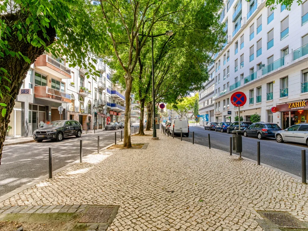 Trespasse de Bar / Restaurante de Diversão Noturna na Av. Marques de Tomar - Image 1