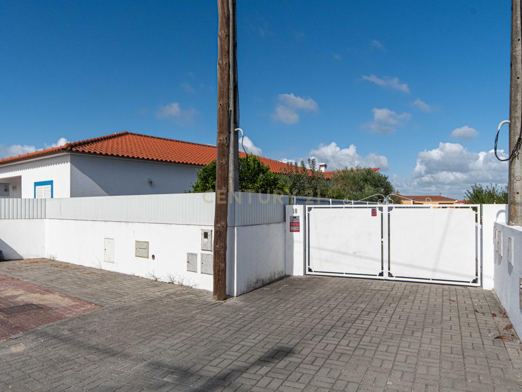 Moradia Independente Térrea com Piscina, Box, jardim e Anexo (Marinhais) - Image 44