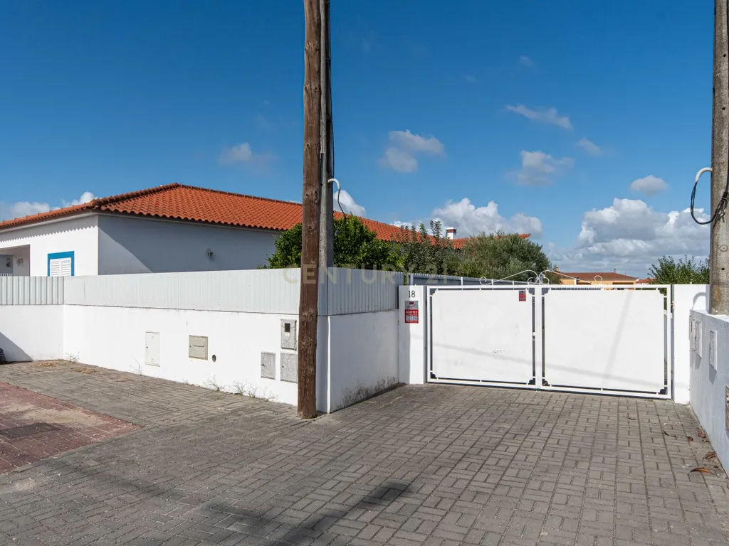 Moradia Independente Térrea com Piscina, Box, jardim e Anexo (Marinhais) - Image 44
