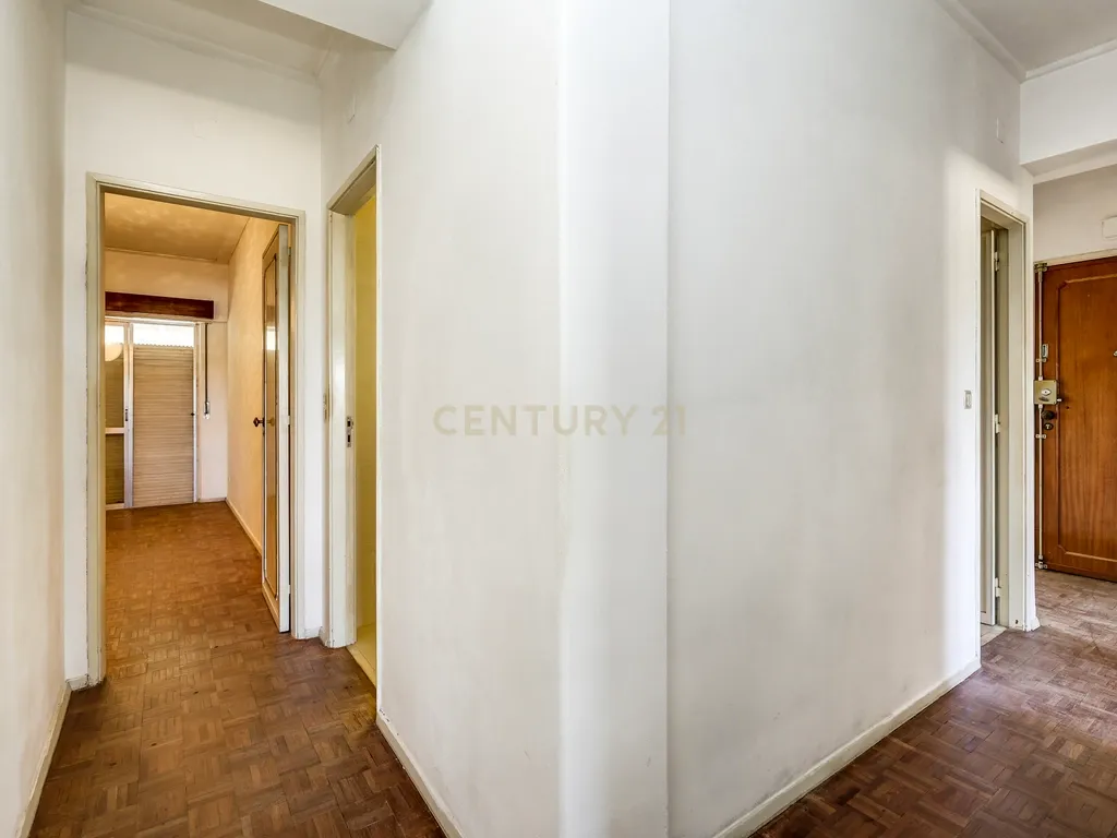 Apartamento T4 com 129 m² e estacionamento — Calçada do Tojal, oportunidade para remodelação total - Image 22