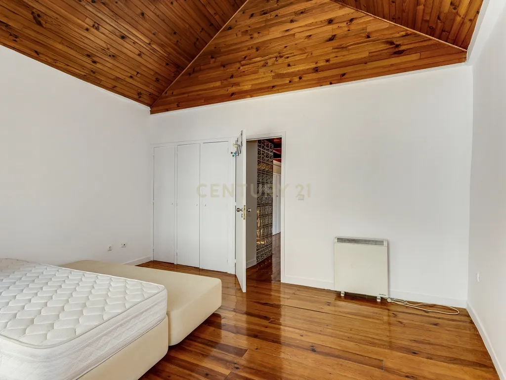 T2 DUPLEX EM ALFAMA COM VISTA PARA ARRENDAR - Image 15