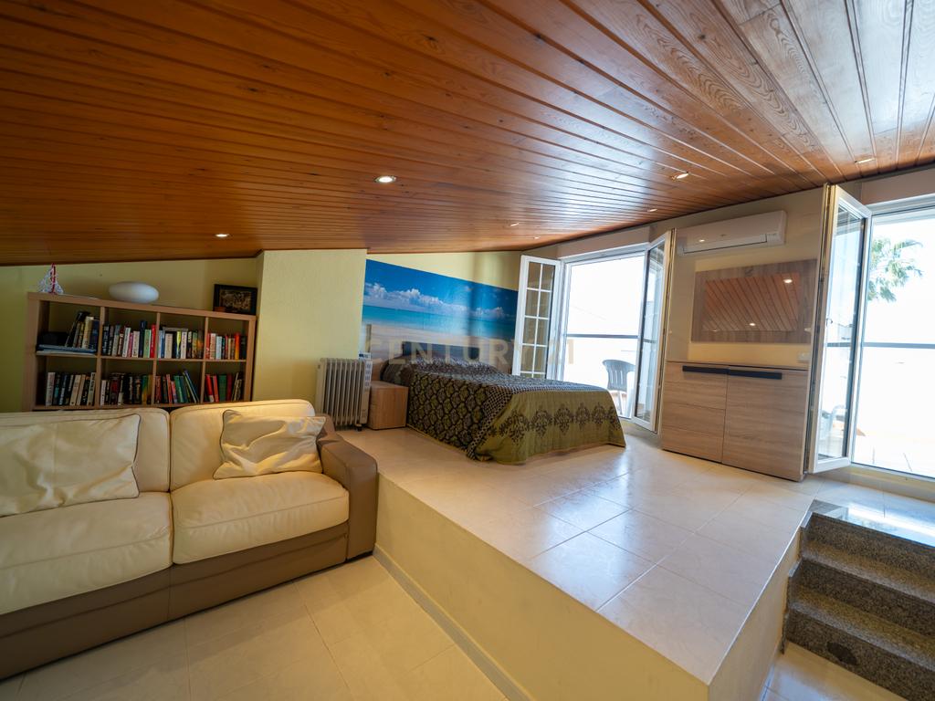 Apresentamos-lhe uma magnífica moradia em Cambrils — perfeita para quem procura conforto, estilo e excelente qualidade de vida na Costa Dourada. - Image 29