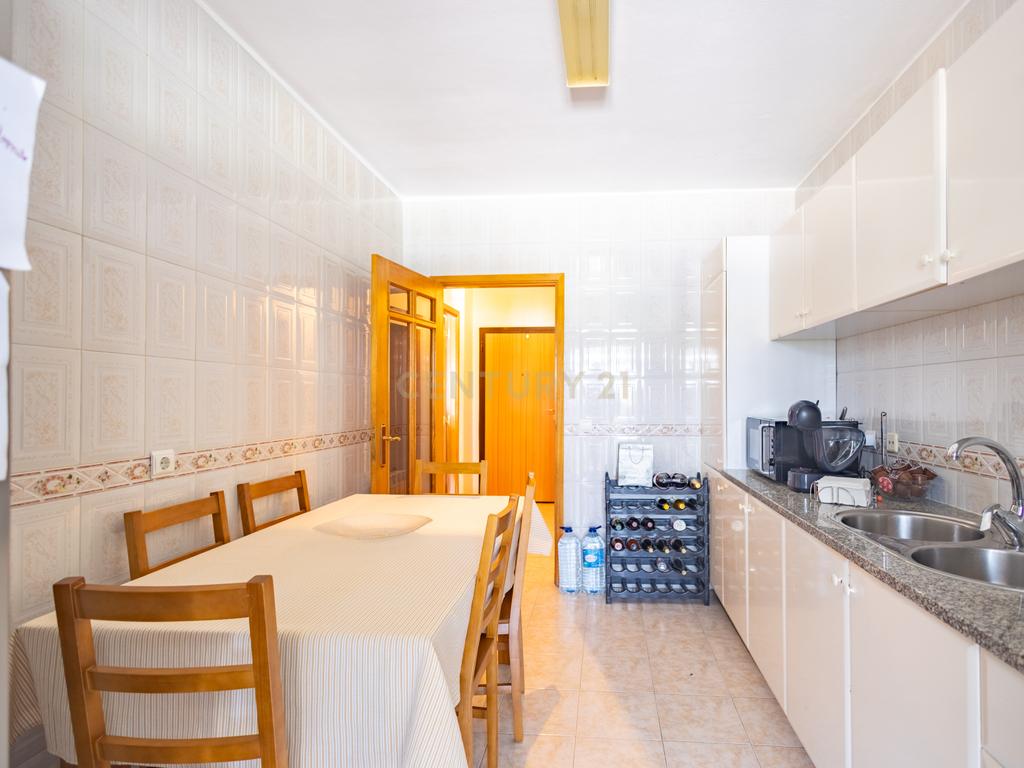 Apartamento T3 junto ao Estádio Municipal em Marco de Canaveses (3ºandar) - Image 4