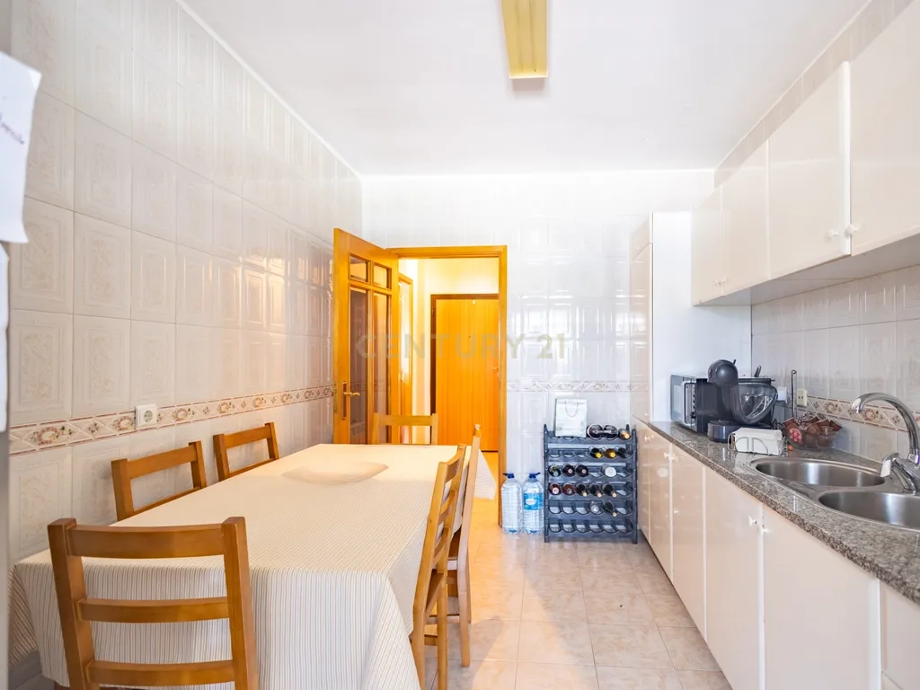 Apartamento T3 junto ao Estádio Municipal em Marco de Canaveses (3ºandar) - Image 4