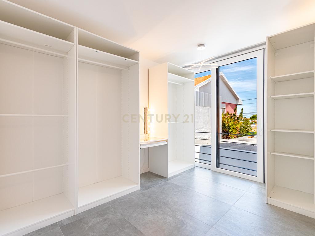 Moradia T3 com 3 Suites e Arquitetura Distinta em Samouco, Alcochete - Image 18