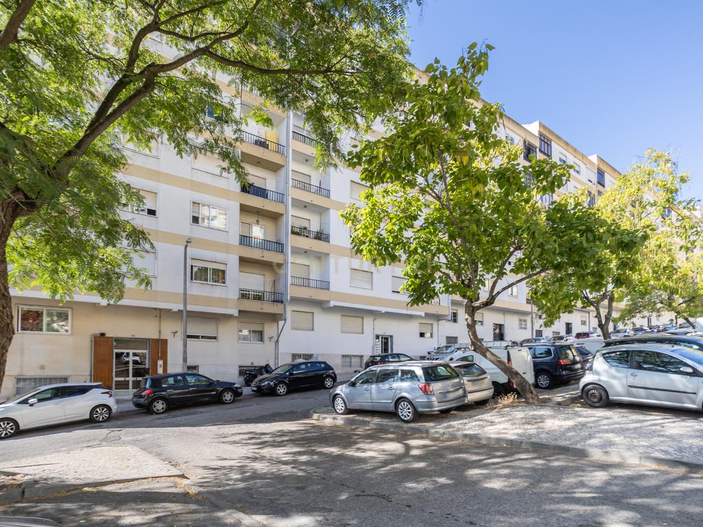 T3 em Belas com renovações em Sistema de Propostas Multiplas - Image 2