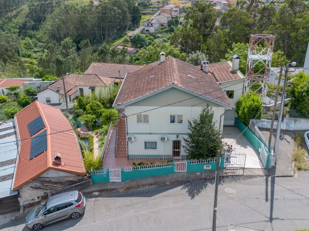 Moradia Bifamiliar T3+T3 em São Pedro da cova – Espaço, Tranquilidade e Conforto - Image 1