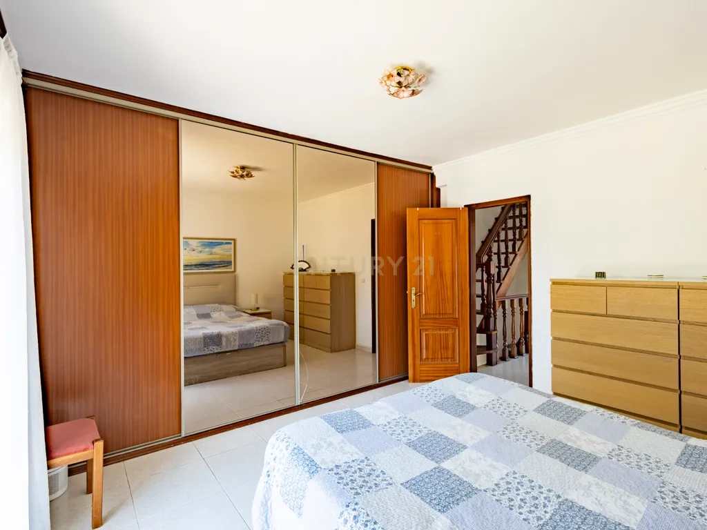 Moradia T2 Geminada com Aproveitamento de Sótão na Quinta do Conde - Image 32
