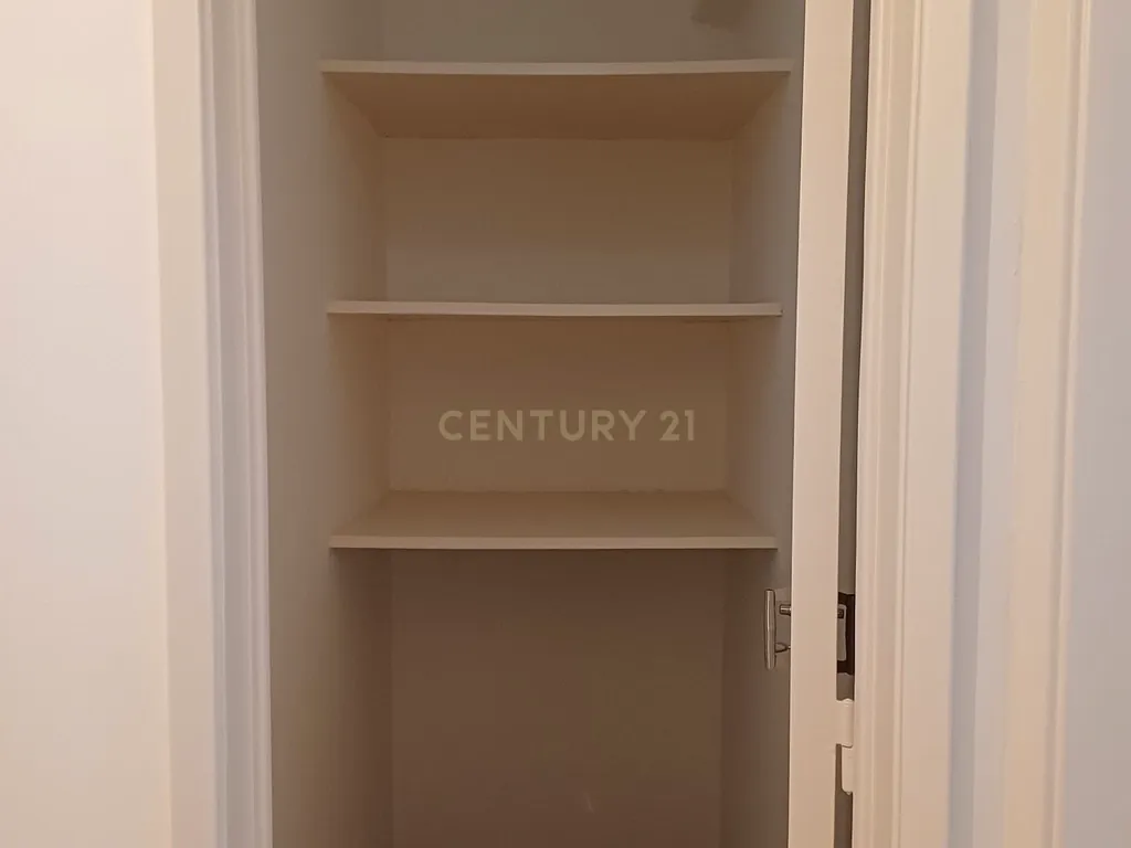 Apartamento T2, recentemente renovado, no Lumiar Lisboa - Image 12