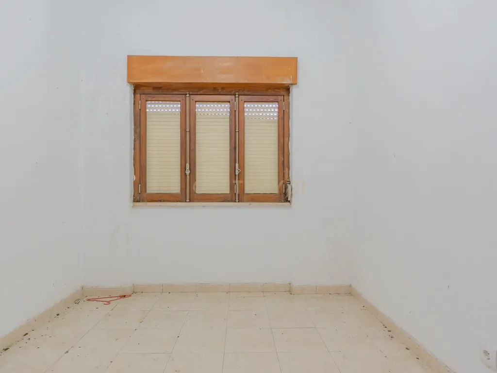 Moradia Isolada com Terreno de 1041 m² – Um Mundo de Possibilidades! - Image 10
