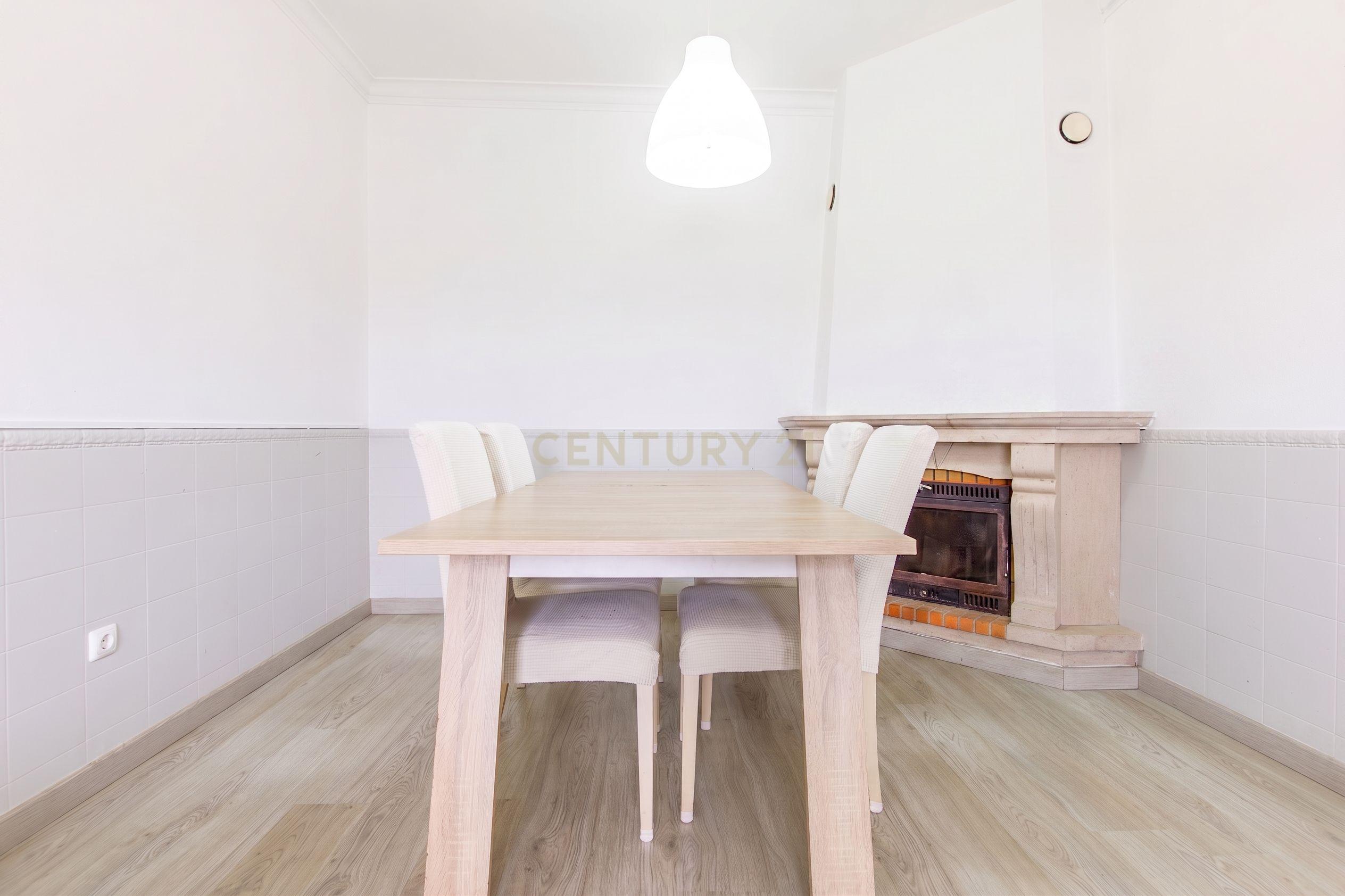 Fotografia 8 de Excelente Apartamento de 4 Assoalhadas com Terraço e Sótão Independente na Quinta do Conde.