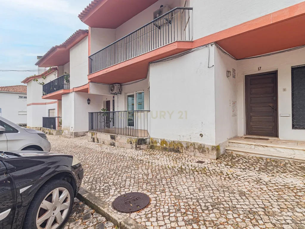 Moradia T5 com 220m2 no centro de Linda-a-Velha - Image 6