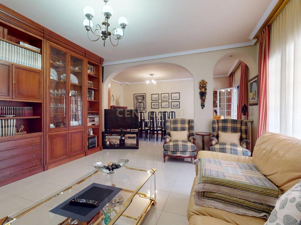 Apartamento Espaçoso com Vista para a Cidade e Montanha em Madrid - Image 9