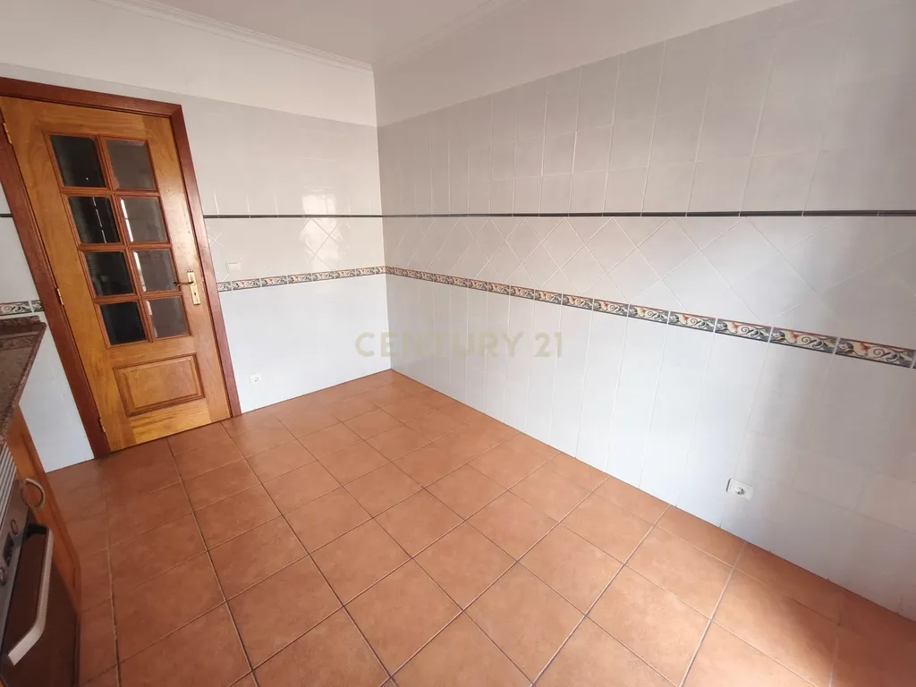 Apartamento T3 para arrendar com terraço de 200m² e garagem para dois carros — Lourinhã - Image 5