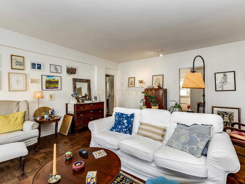 T5 Alfragide com Varanda - Image 3