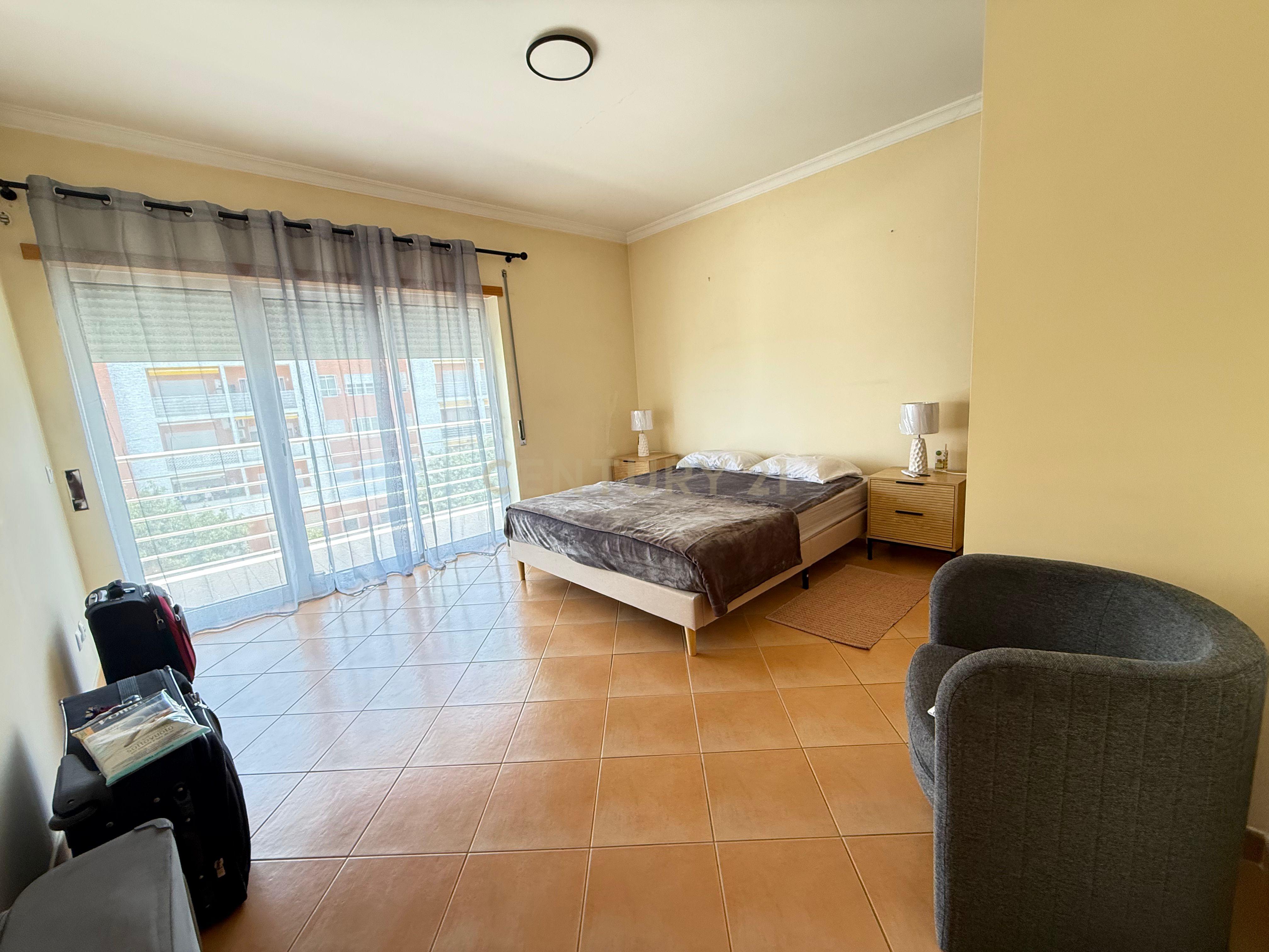 Fotografia 9 de Apartamento T2 Semi-Novo com Garagem em Armação de Pêra – Conforto, Modernidade e Excelente Localização