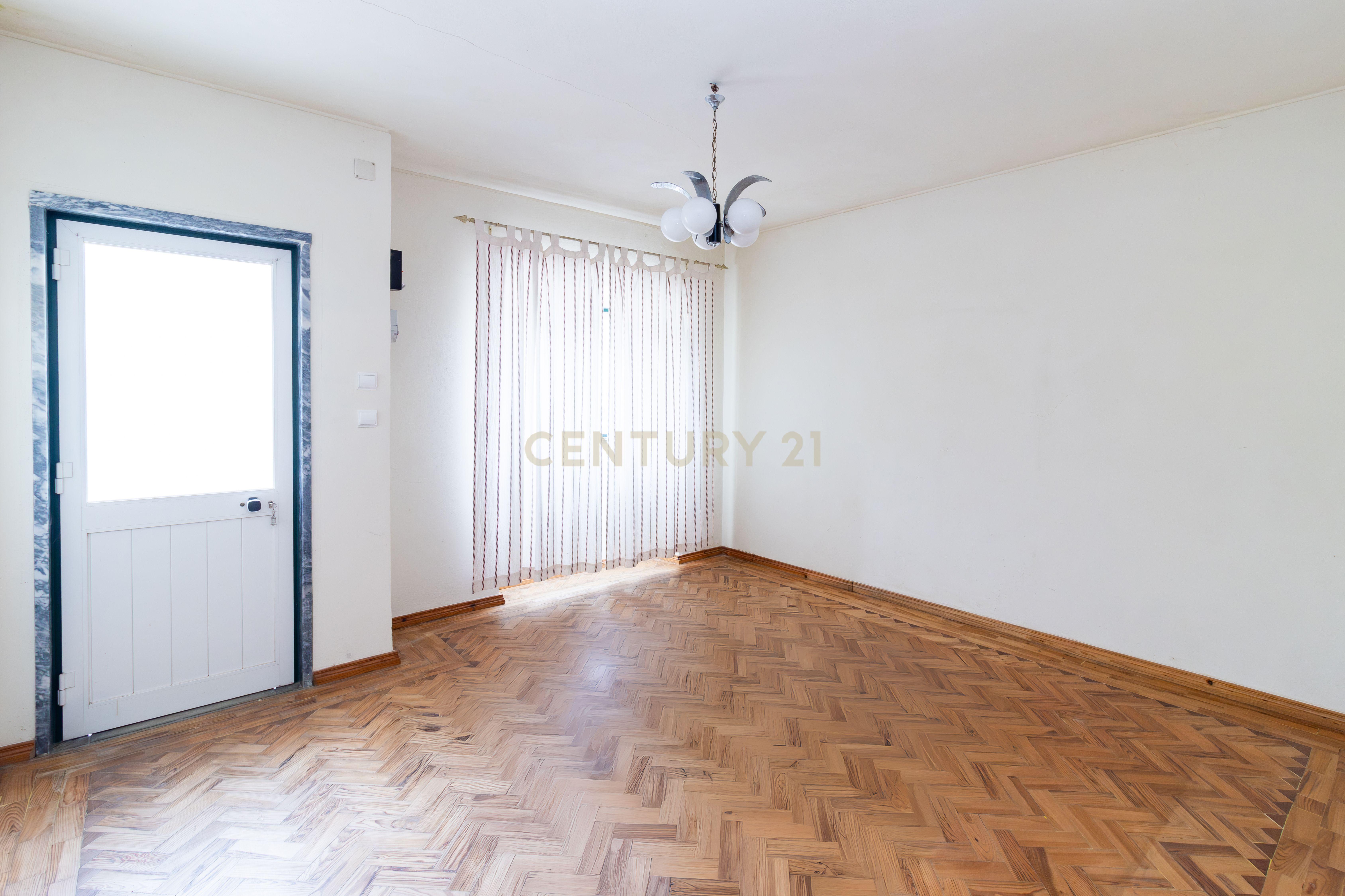 Moradia Isolada T3 em Arrimal, Porto de Mós – Com Terreno, Garagem e Anexos - Image 17