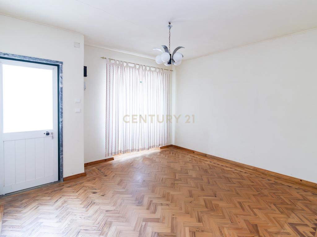 Moradia Isolada T3 em Arrimal, Porto de Mós – Com Terreno, Garagem e Anexos - Image 17
