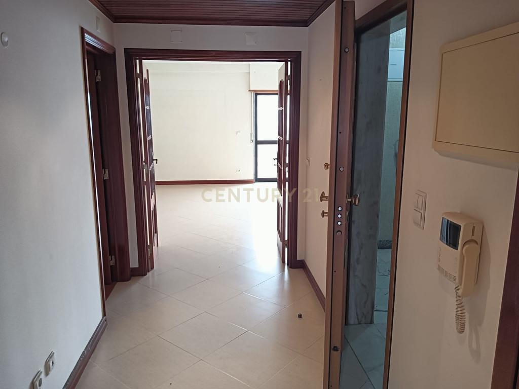T3 com Suite/Garagem e Arrecadação - Vialonga - Image 24