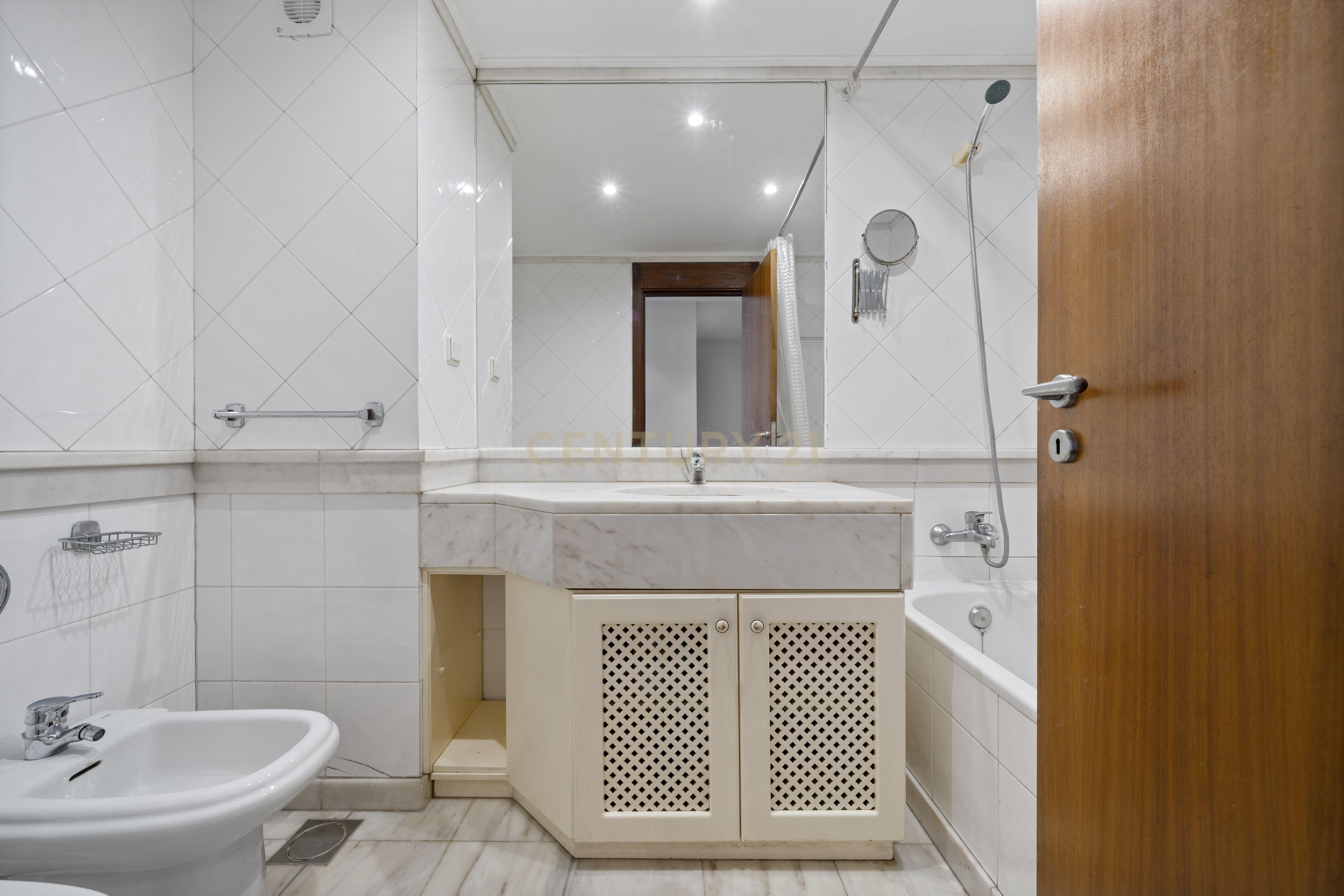 Apartamento T2 à Venda, com Jardim e Vista Mar - Pilar, Funchal - Image 22