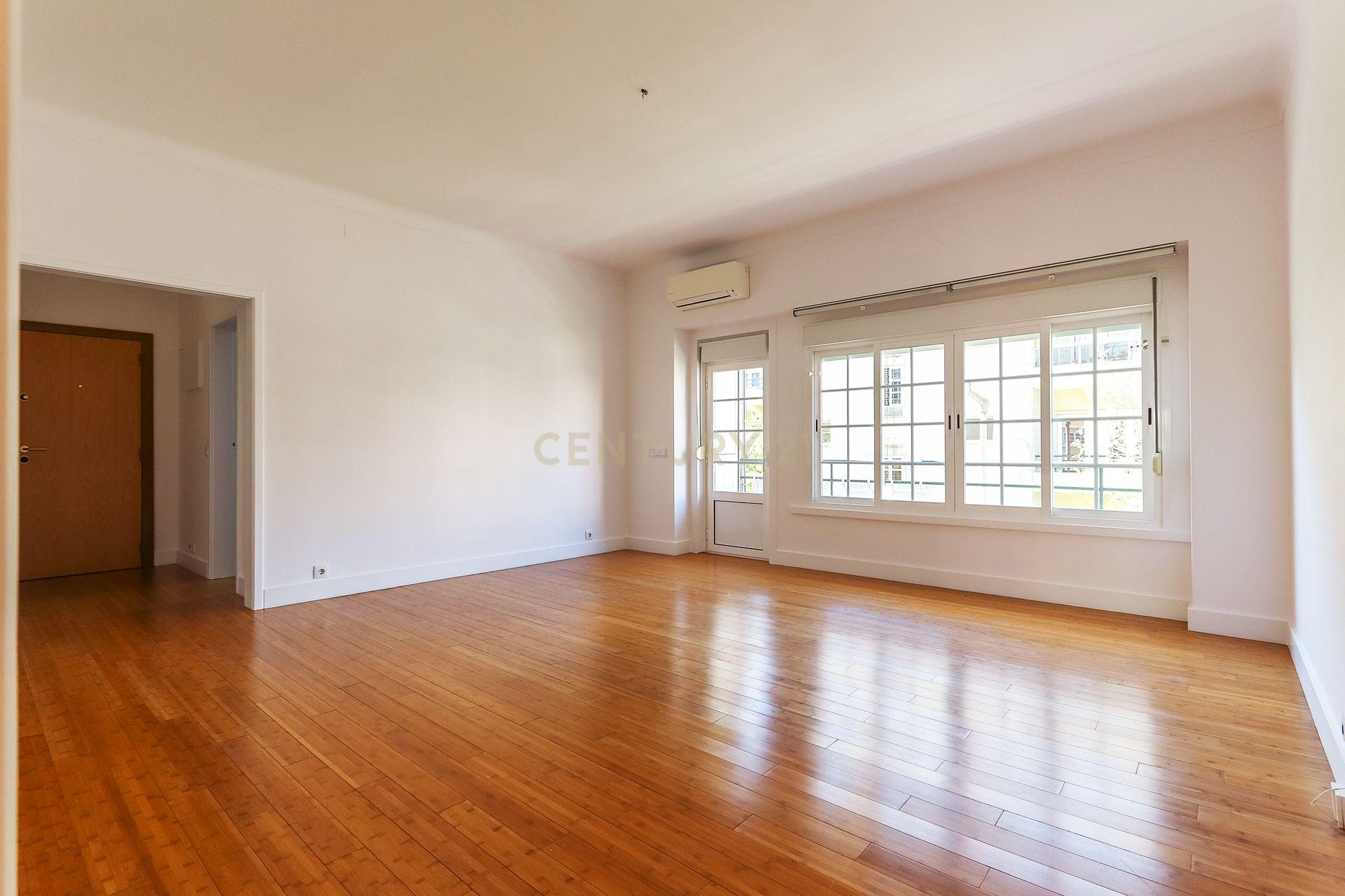 Fotografia 5 de Apartamento T3 para arrendamento com varanda junto à Avenida de Roma | Prédio com "arte"