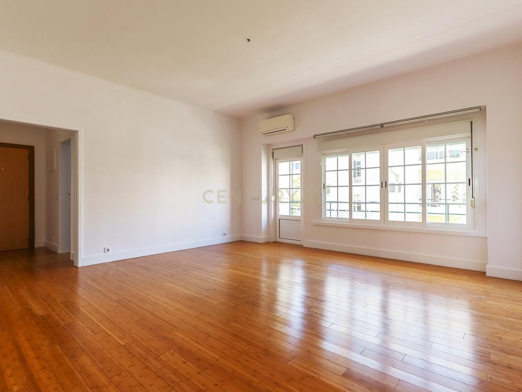 Apartamento T3 para arrendamento com varanda junto à Avenida de Roma | Prédio com "arte" - Image 5