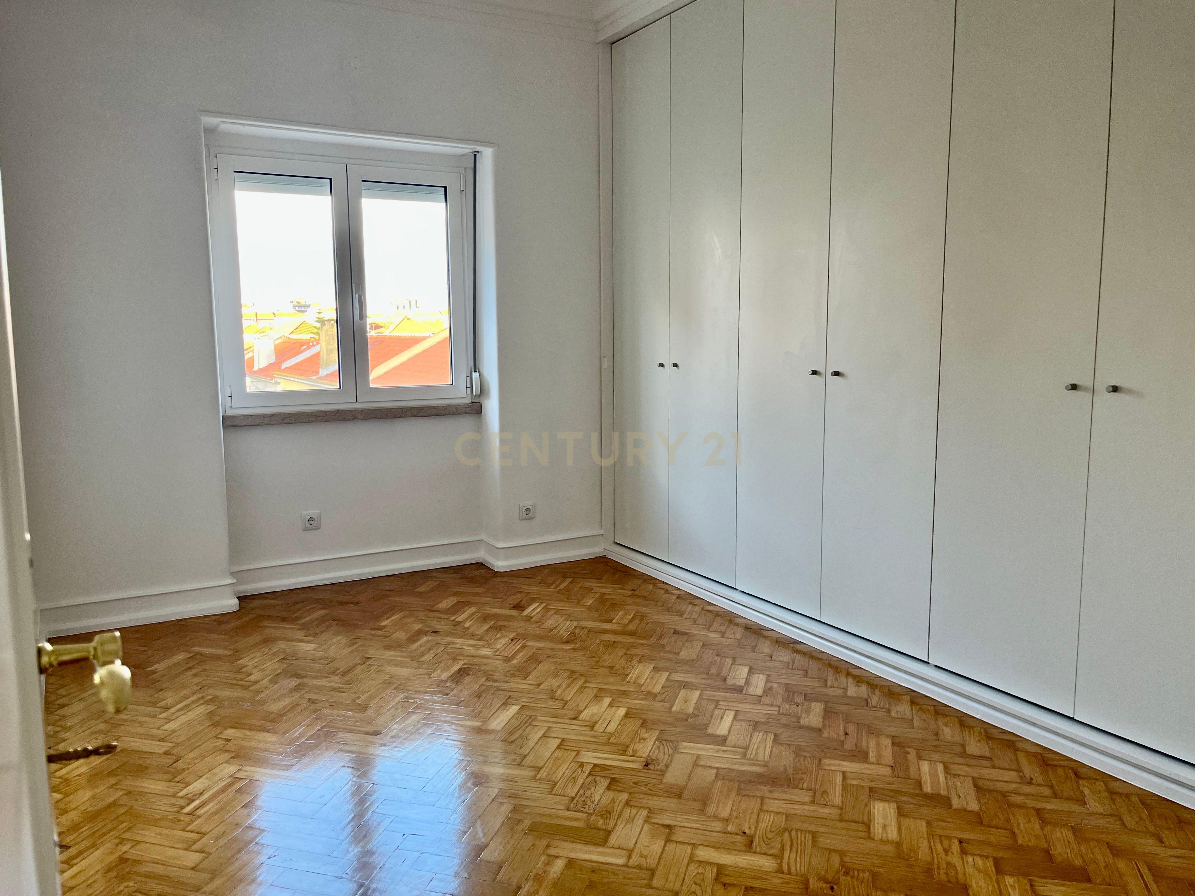 🏡 Arrenda-se Apartamento T4 em Alvalade – Remodelado | Com Garagem + 1 Estacionamento 🚗 - Image 7
