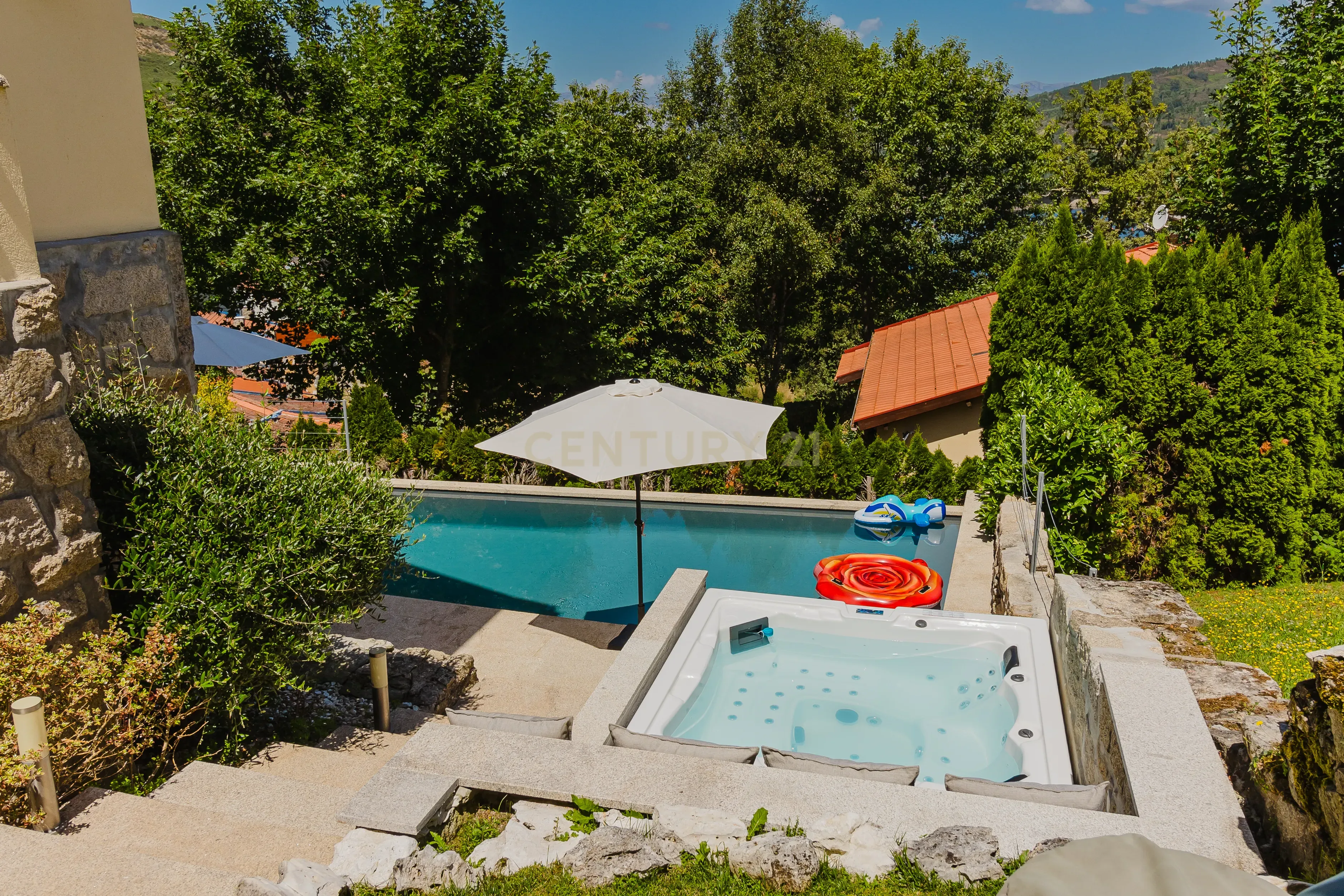 Casa Exuberante T4 com Piscina e Jacuzzi junto ao Rio na zona do Gerês - Image 28
