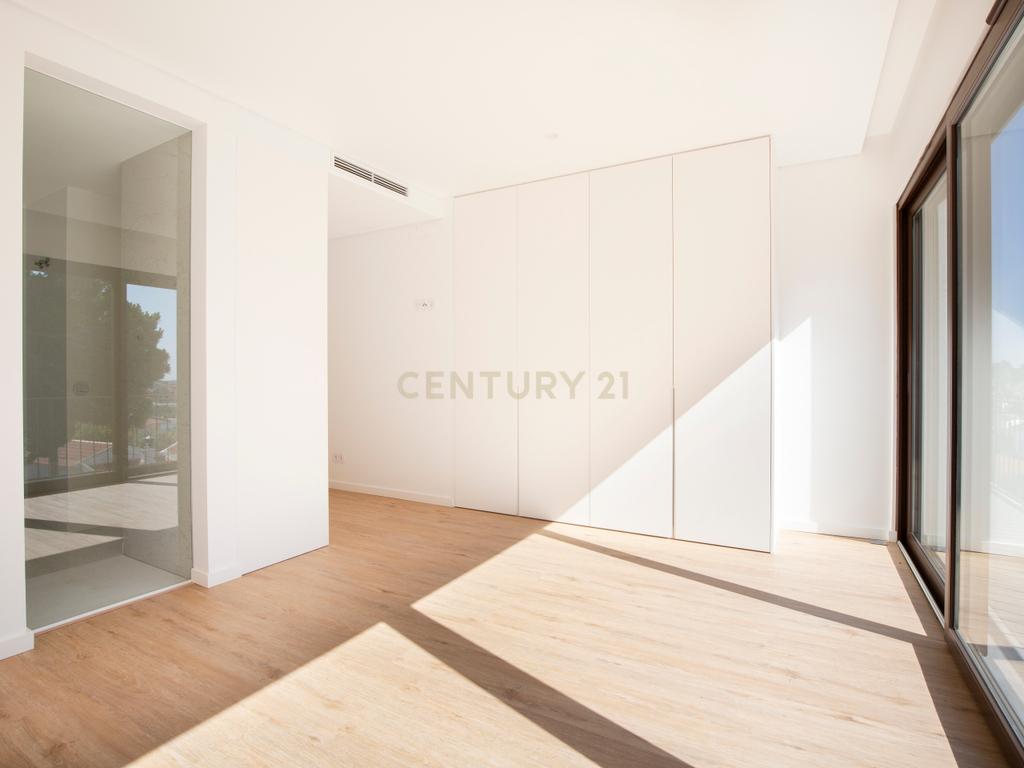 Moradia T3+1 em Murches | Lote 340m² | Piscina | Jardim | Garagem - Image 14