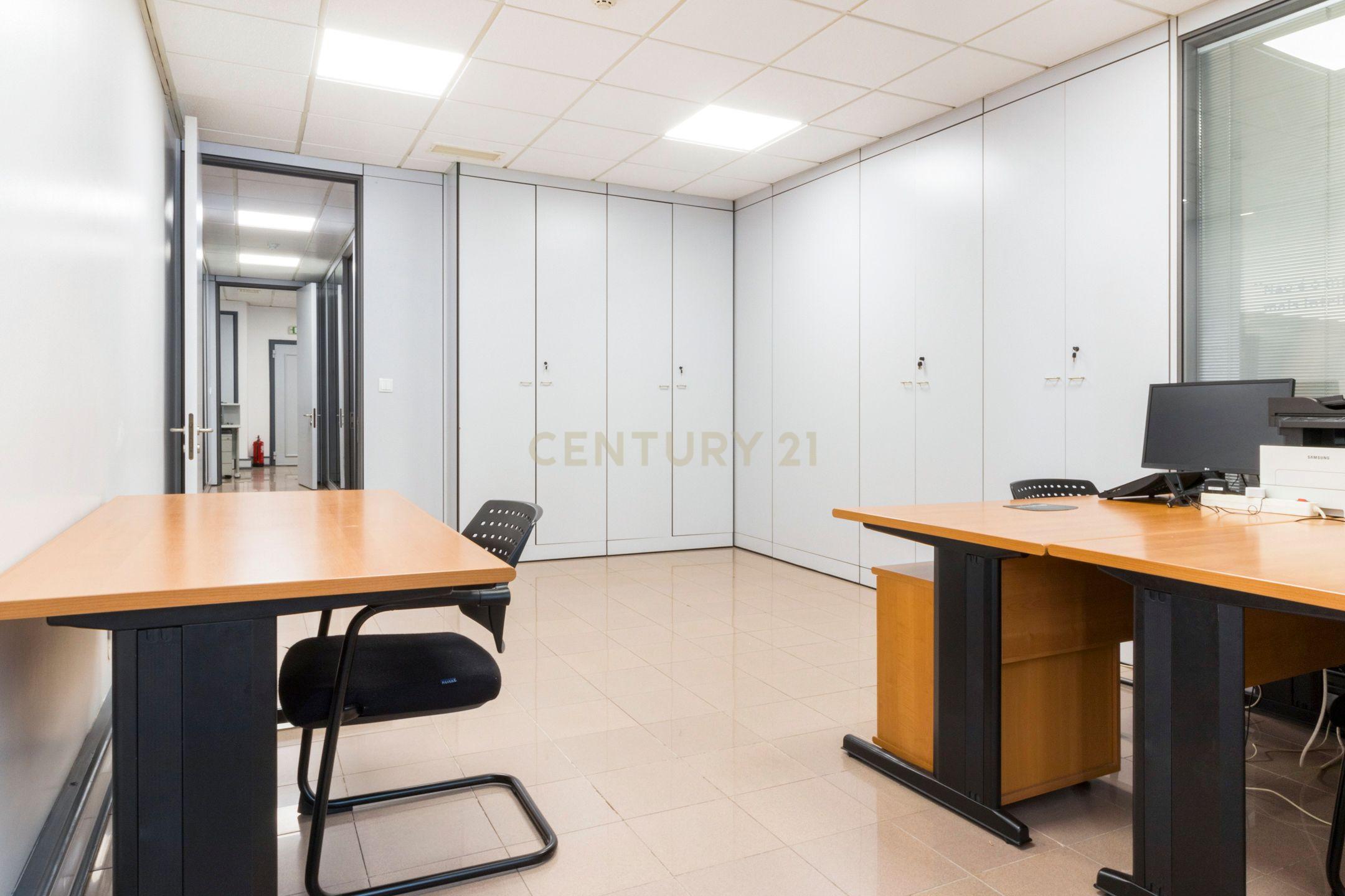 Escritório moderno com 5 Salas e 2 lugares de Parqueamento, junto ao Metro. Para Arrendar! - Image 11