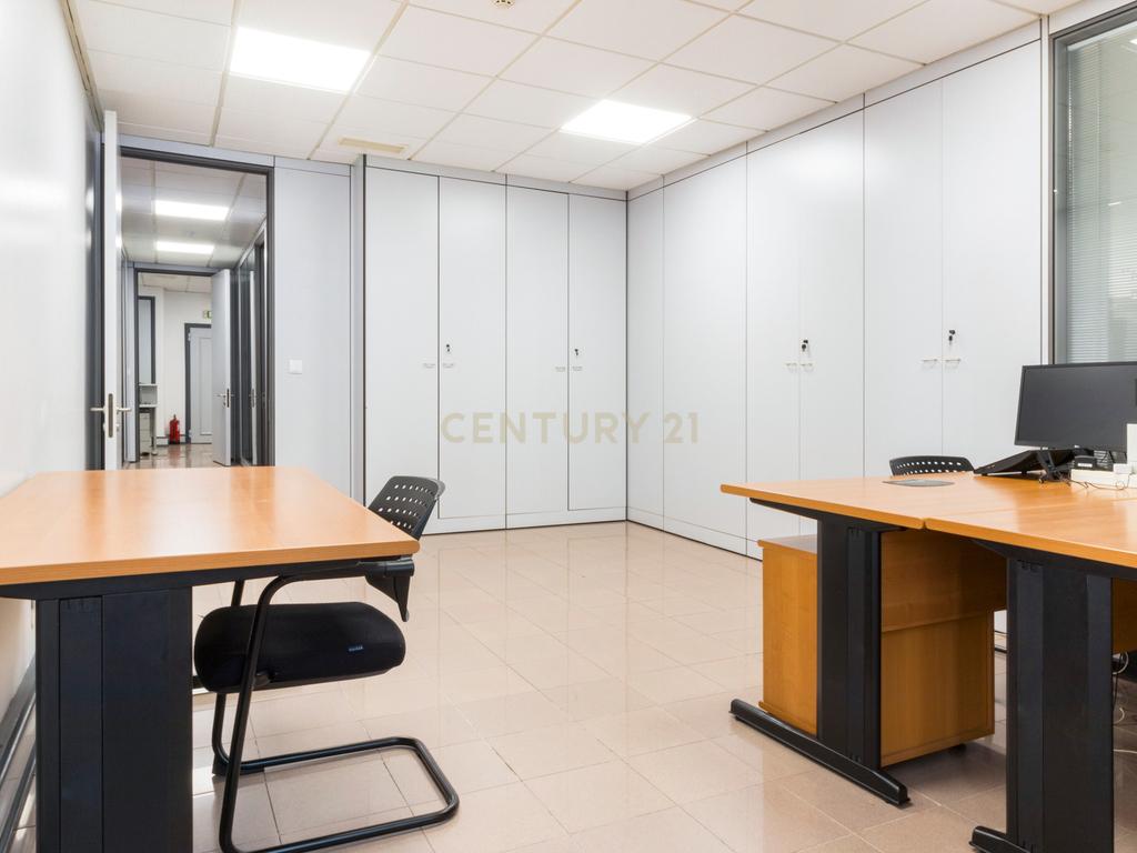 Escritório moderno com 5 Salas e 2 lugares de Parqueamento, junto ao Metro. Para Arrendar! - Image 11