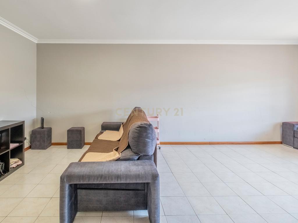 Apartamento T2 de excelentes áreas em Serzedo - Image 1