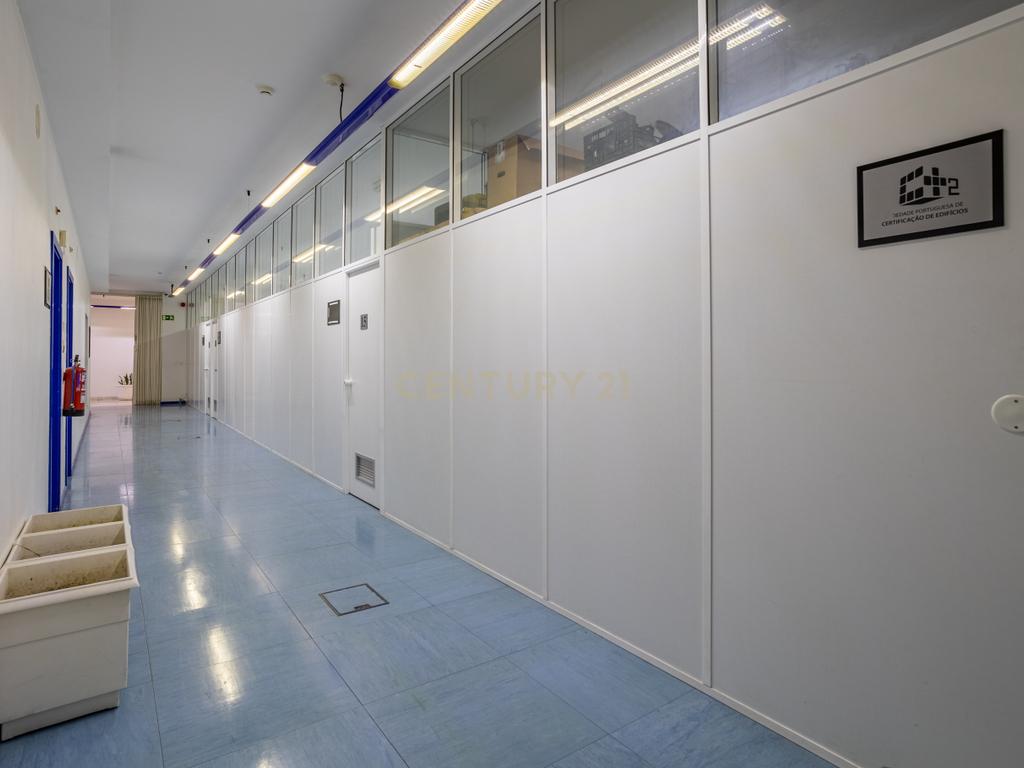 Edifício Comercial em Carnaxide - 5 Pisos - Image 24