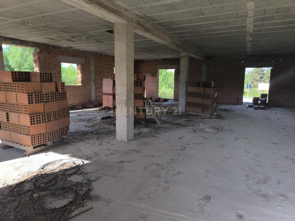 Terreno com casa em construção. - Image 7