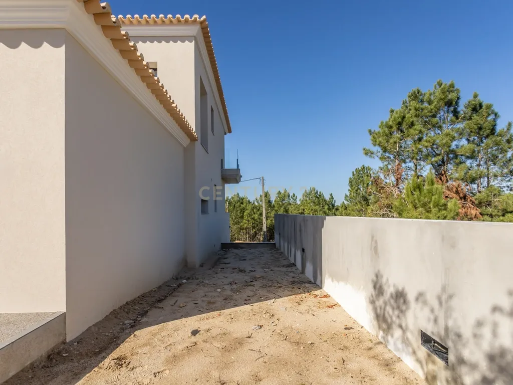 Carisma e boas áreas na sua Moradia Nova T4 Suites!!! no Pinhal do General - Image 16